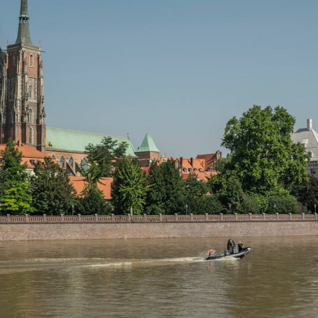 Magazyn sklepu instalacyjnego z materiałami hydraulicznymi i grzewczymi